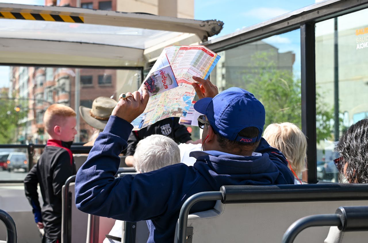 about-02 Tourists explore Valencia on an open-top bus tour, highlighting city sights and attractions.